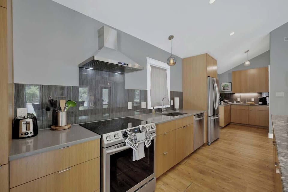 House, Multiple Beds, Hot Tub, City View (109 S Bowie St) | Private kitchen | Coffee/tea maker, electric kettle