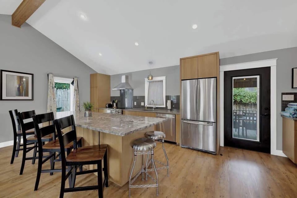 House, Multiple Beds, Hot Tub, City View (109 S Bowie St) | Private kitchen | Coffee/tea maker, electric kettle
