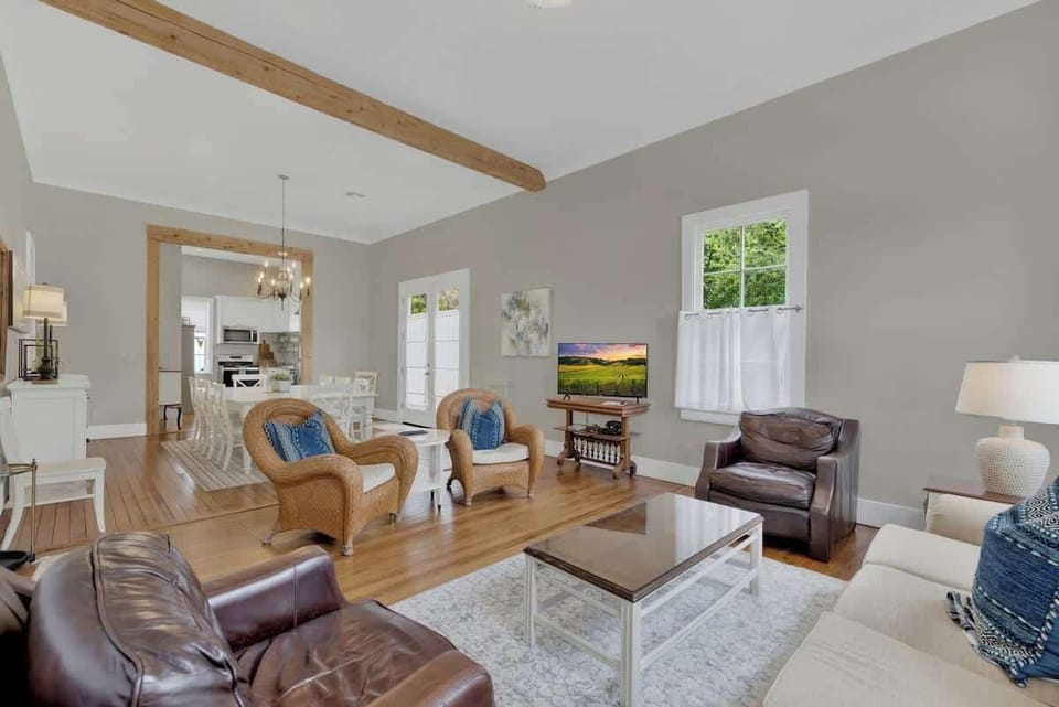 House, Multiple Beds, Patio, City View (403 W Austin Main) | Living area