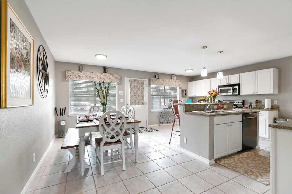 House, Multiple Beds, Hot Tub (705 N Washington) | Dining