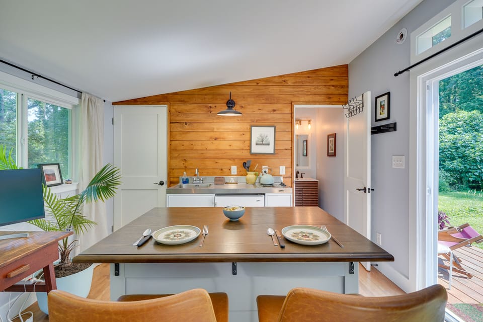 Dining Area | Dishes & Flatware Provided