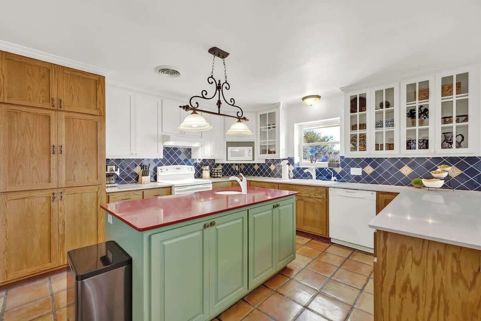 House, Multiple Beds, Patio (1526 Upper Live Oak) | Private kitchen | Coffee/tea maker, electric kettle