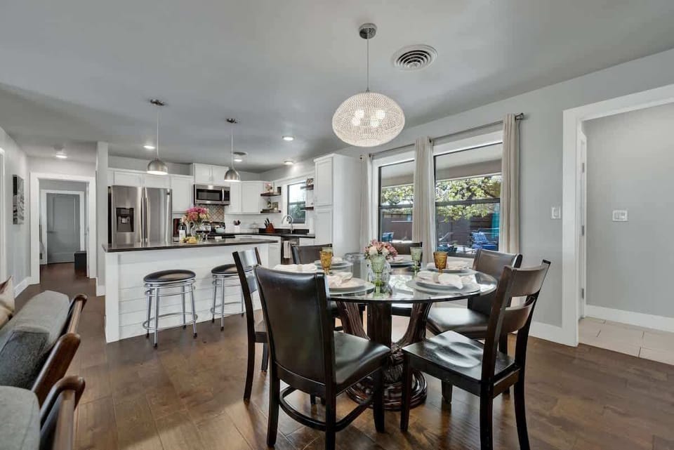 House, Multiple Beds, Pool Access (603 W Travis St) | Dining