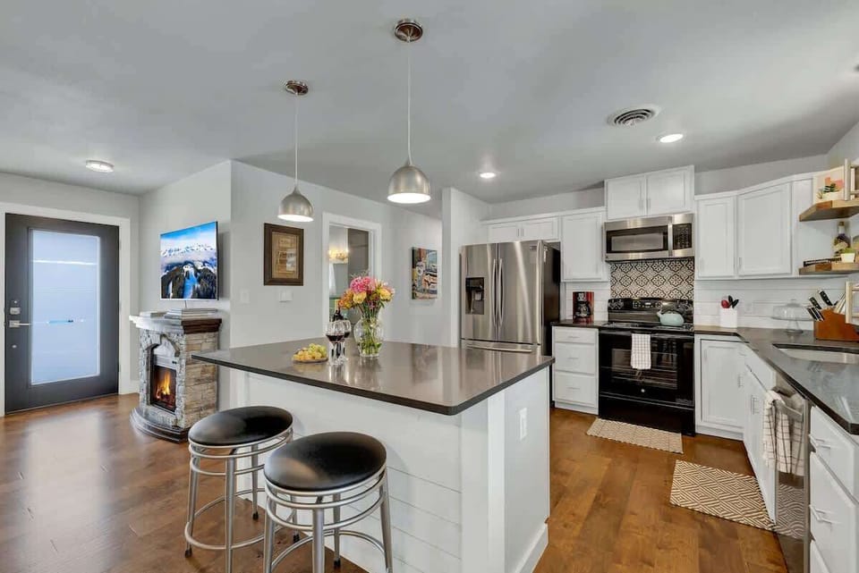House, Multiple Beds, Pool Access (603 W Travis St) | Private kitchen | Coffee/tea maker, electric kettle
