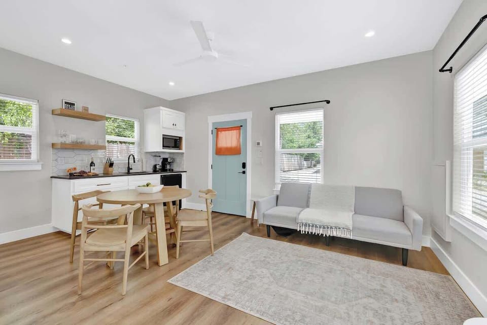 Cottage, 1 King Bed, Hot Tub, City View (215 Mistletoe- C) | Interior