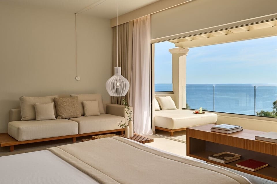 Wow Suite with Hot Tub | Premium bedding, in-room safe, desk, laptop workspace
