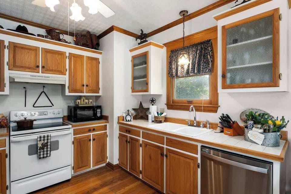 House, Multiple Beds, Patio, City View (112 East Morse St) | Private kitchen | Coffee/tea maker, electric kettle