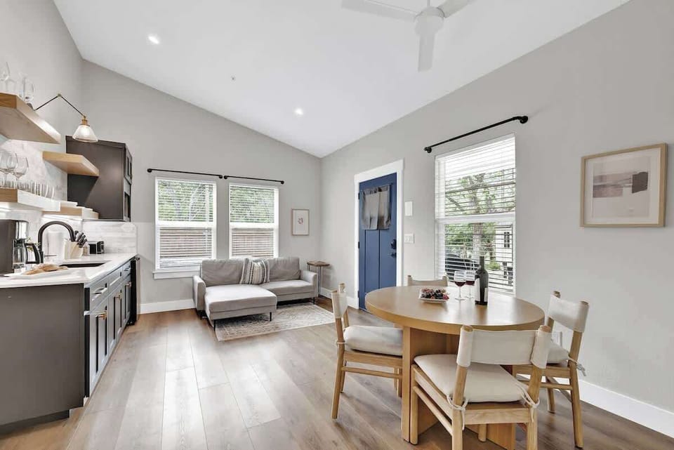 Cottage, 1 King Bed, Hot Tub, City View (215 Mistletoe- E) | Interior