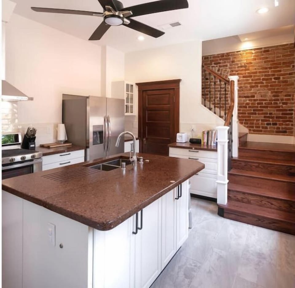 Kitchen island 
