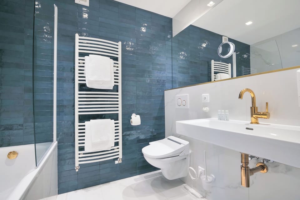 Deluxe Double or Twin Room | Bathroom | Free toiletries, hair dryer, towels, soap