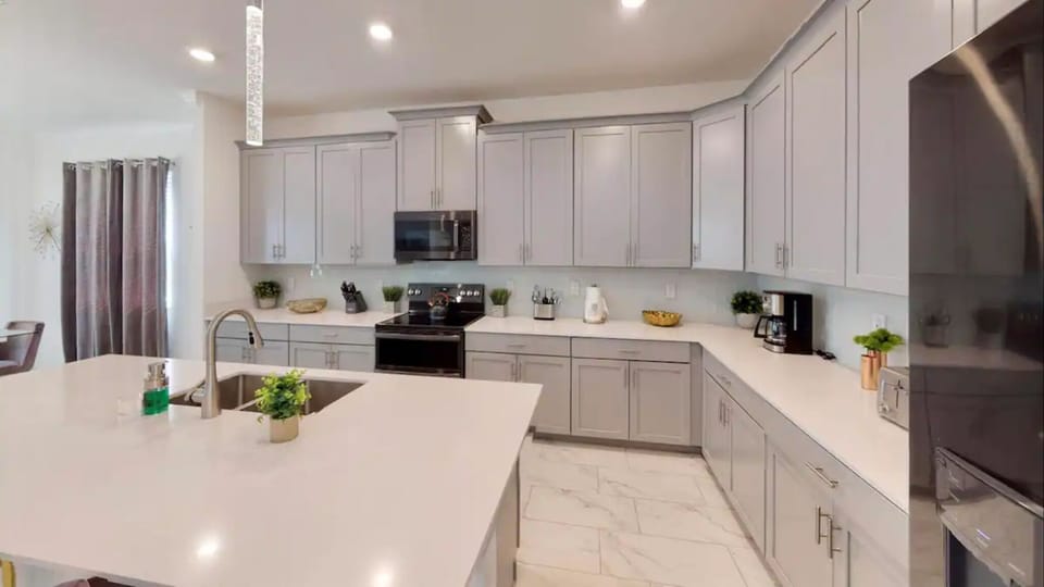 Deluxe Chalet | Private kitchen | Full-size fridge, microwave, oven, stovetop