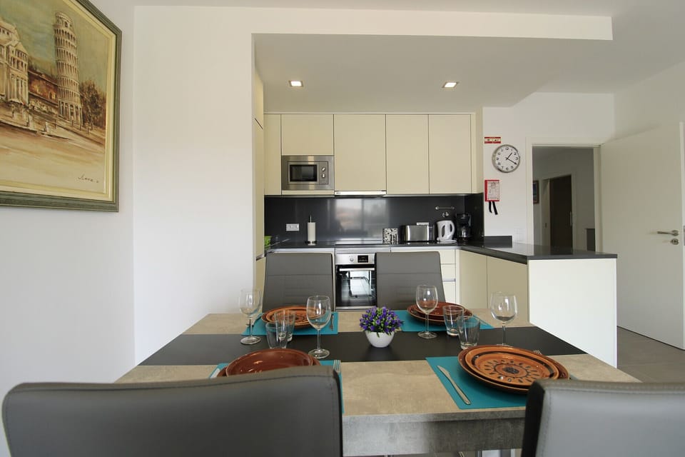Apartment, 2 Bedrooms, Pool Access | Living room