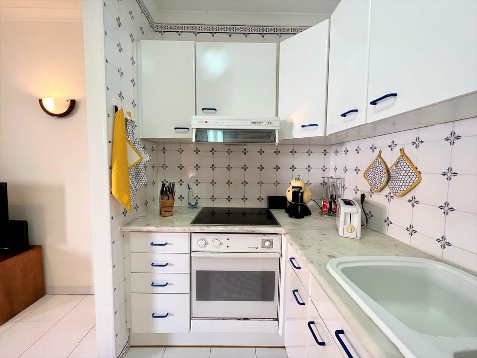 Apartment, 1 Bedroom, Terrace | Private kitchen | Coffee/tea maker, microwave, oven, electric kettle
