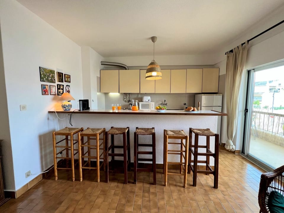 Apartment, 1 Bedroom, Terrace | Private kitchen | Microwave, oven, coffee/tea maker, electric kettle