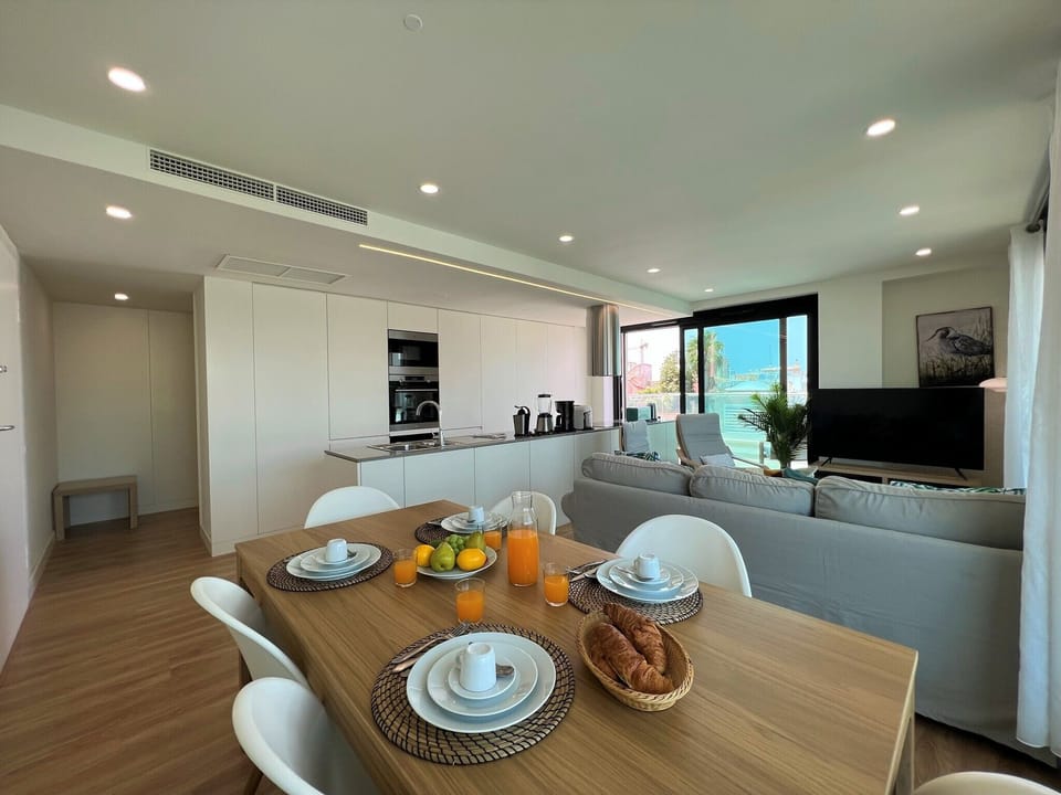 Apartment, 2 Bedrooms, 2 Bathrooms | In-room dining