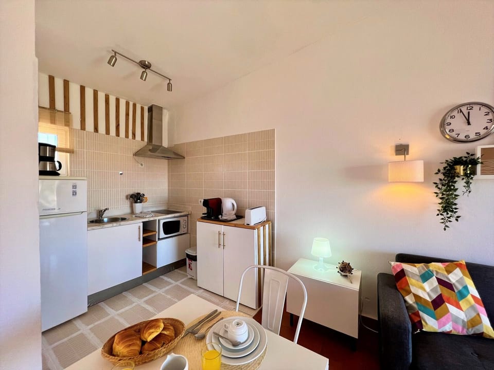 Apartment, 1 Bedroom, Terrace | Private kitchen | Coffee/tea maker, microwave, electric kettle, toaster