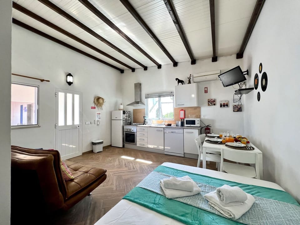 Studio, 1 Bedroom, Pool Access, Sea Facing | 1 bedroom, bed sheets