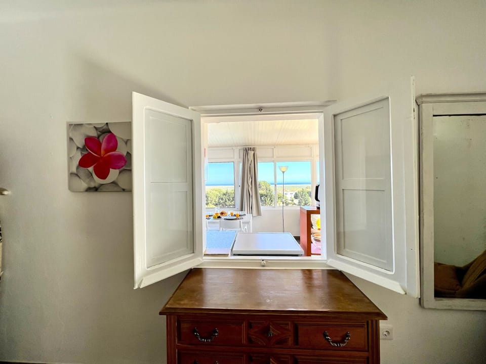 Apartment, 1 Bedroom, Pool Access, Sea Facing | 1 bedroom, bed sheets