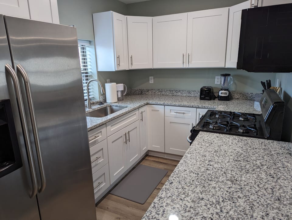 Well equipped kitchen with new cabinets and granite countertops
