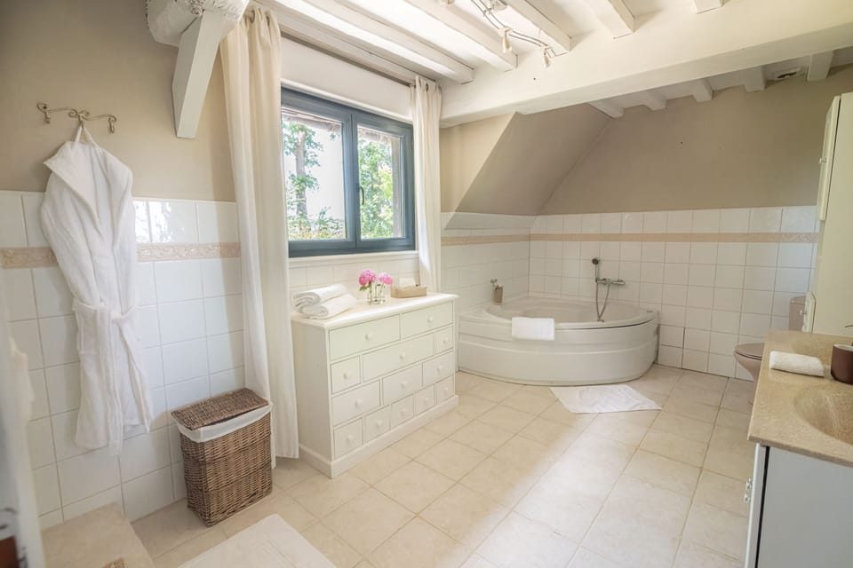 Deluxe Triple Room, Multiple Beds, Jetted Tub, Lake View | Bathroom | Hair dryer, soap, shampoo, toilet paper