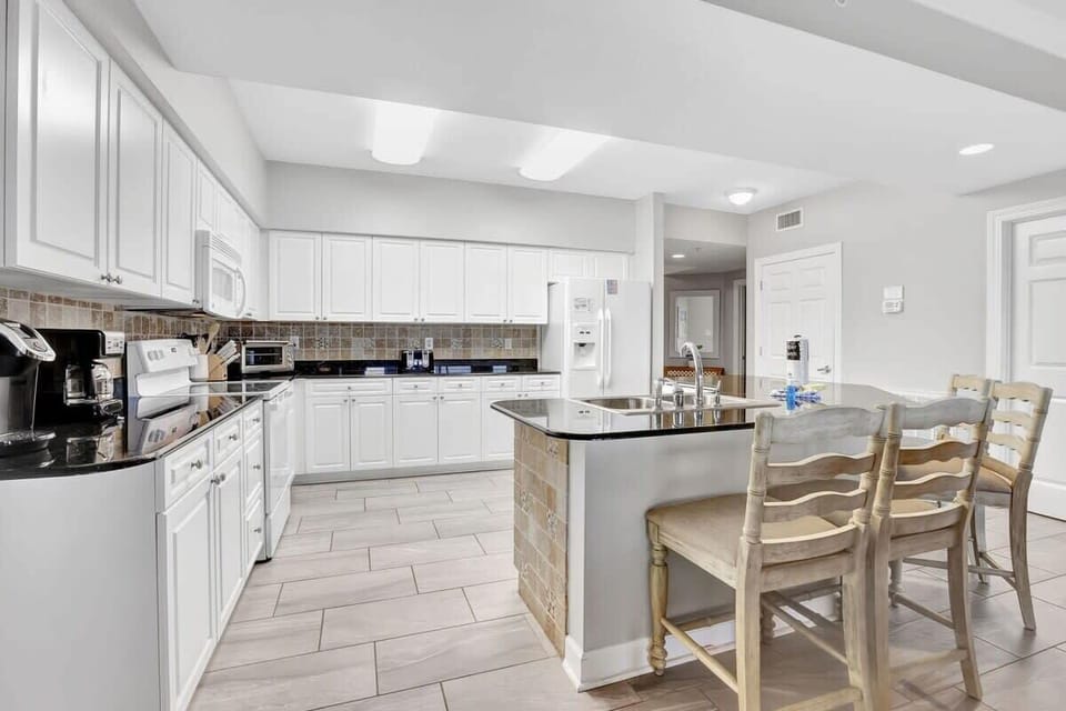 Kitchen - Airy and Open 