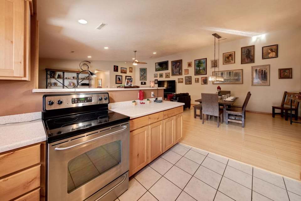 Luxury House, Multiple Beds, Hot Tub, Mountain View | Private kitchen | Full-size fridge, microwave, oven, stovetop