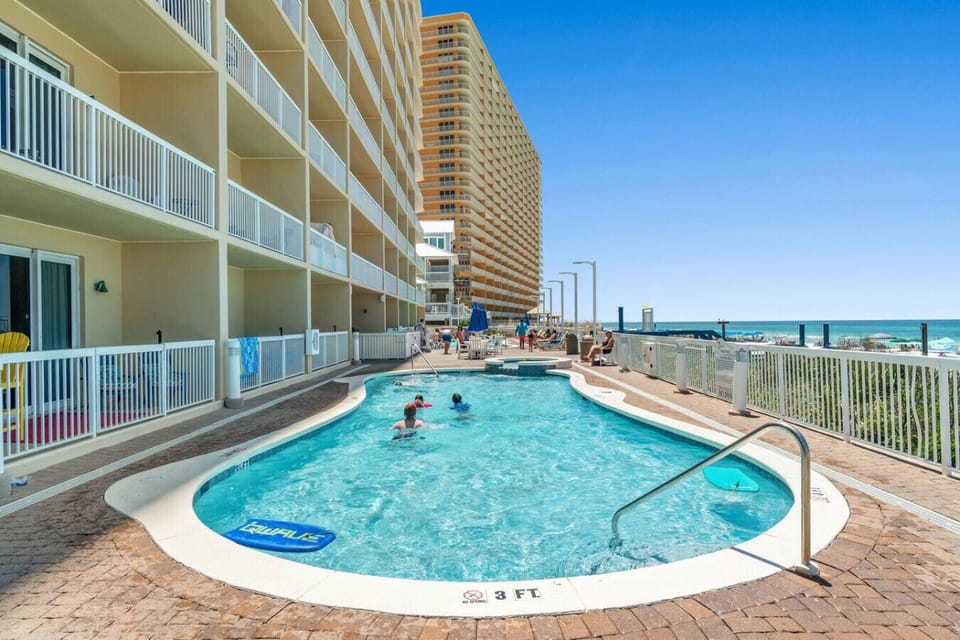 Ocean-Front Swimming Pool