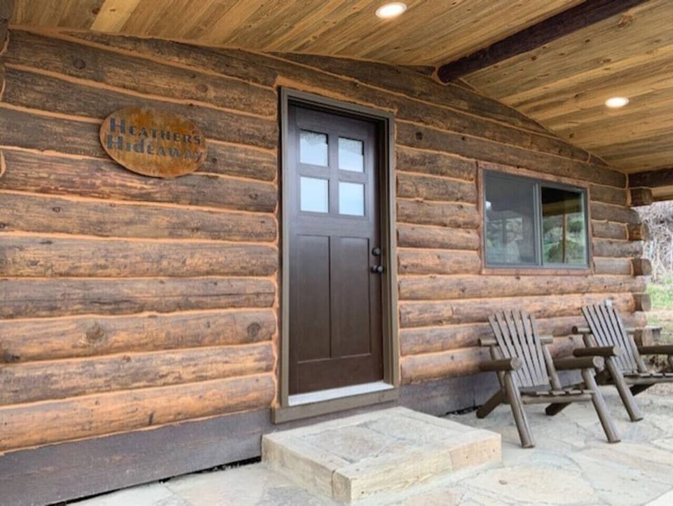 Welcome to Heather`s Hideaway. Perfect place to sit and soak in the incredible mountian views