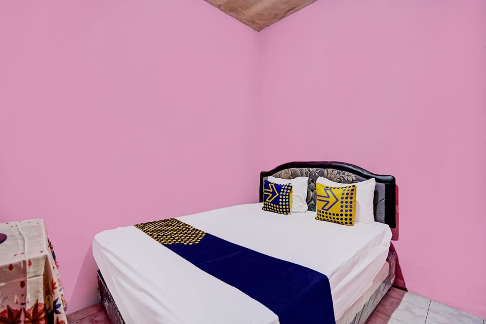 Basic Double Room | Laptop workspace, free WiFi, bed sheets
