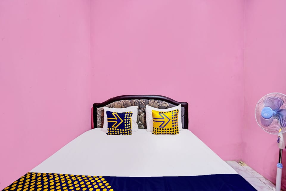 Basic Double Room | Laptop workspace, free WiFi, bed sheets