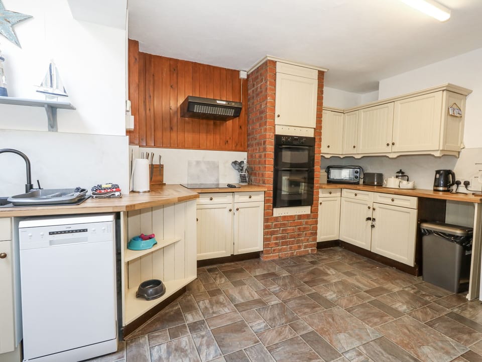 Cottage | Private kitchen | Fridge, dishwasher, electric kettle, toaster
