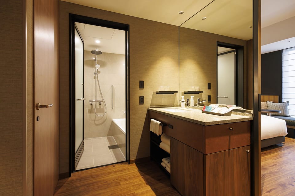 Combined shower/tub, deep soaking tub, free toiletries, hair dryer