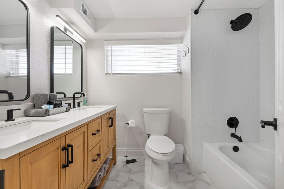 Bathroom 2 with tub/shower