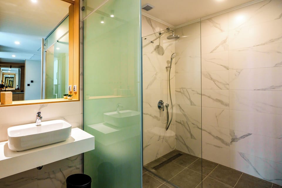 Standard Room | Bathroom | Shower, rainfall showerhead, hair dryer, slippers