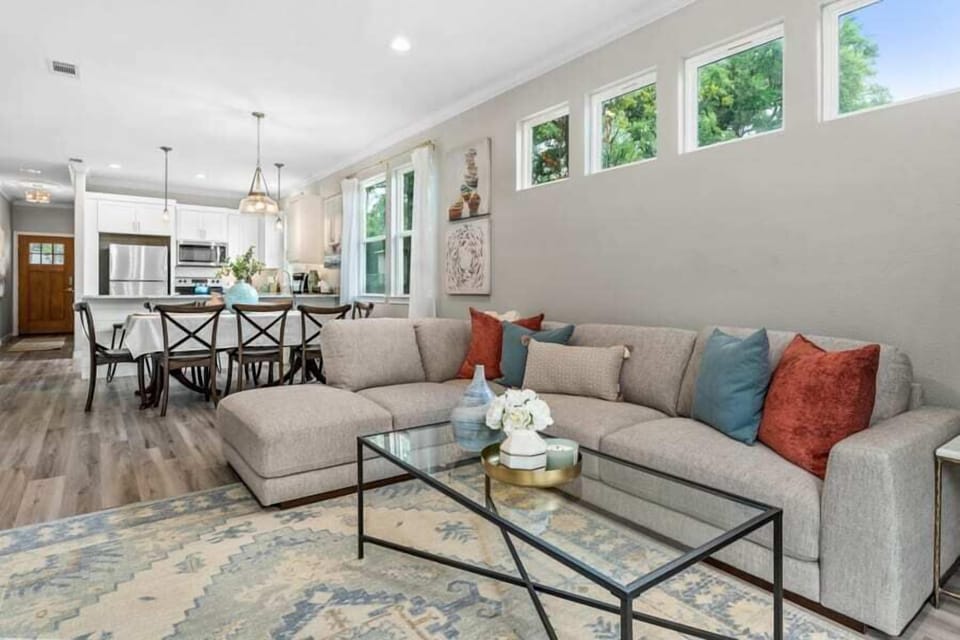 Open floor plan great for entertaining!
