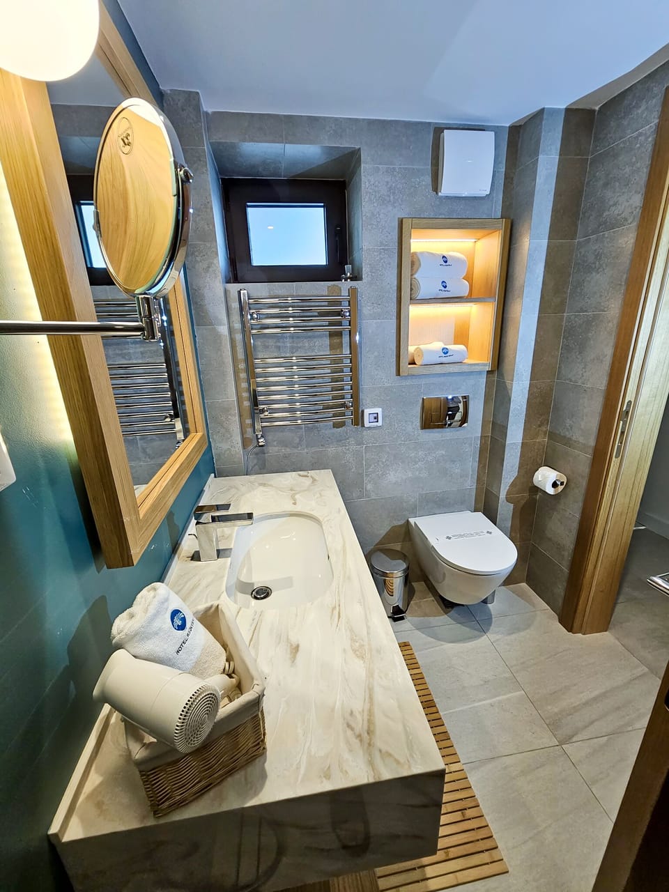 Standard Twin Room, Non Smoking, Sea View | Bathroom | Shower, rainfall showerhead, free toiletries, hair dryer