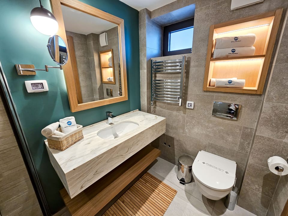 Shower, rainfall showerhead, free toiletries, hair dryer