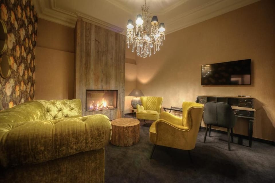 Deluxe Suite | 1 bedroom, minibar, individually decorated, individually furnished