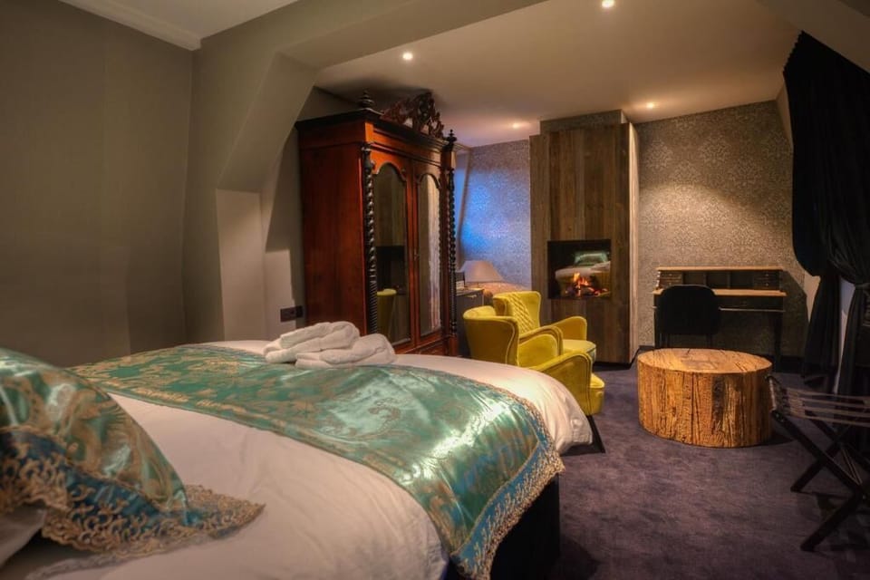 Luxury Room | 1 bedroom, minibar, individually decorated, individually furnished