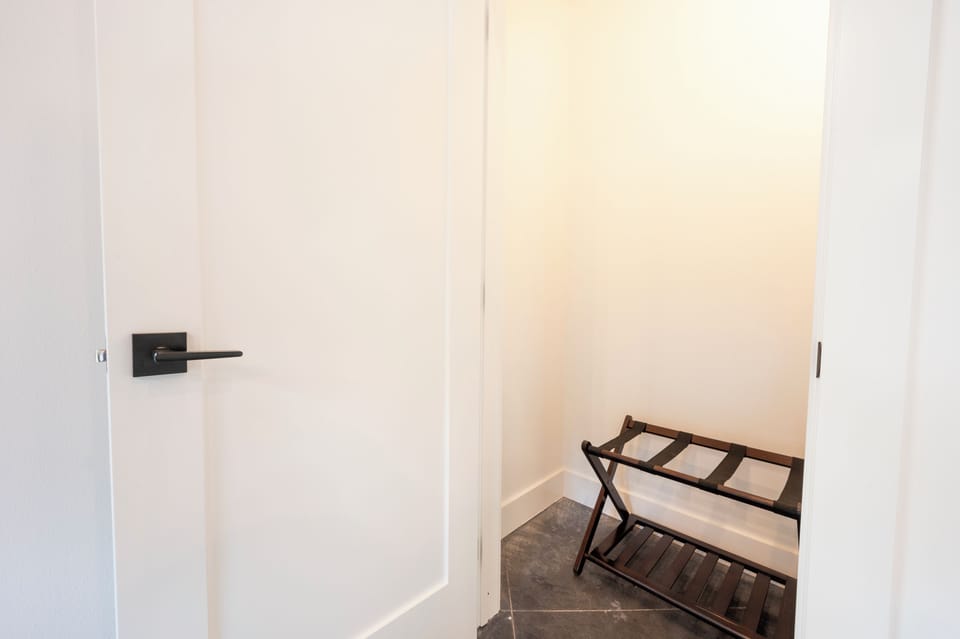 Luggage rack provided in closet