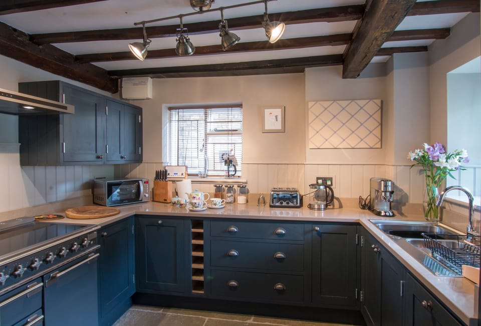 The well-equipped kitchen