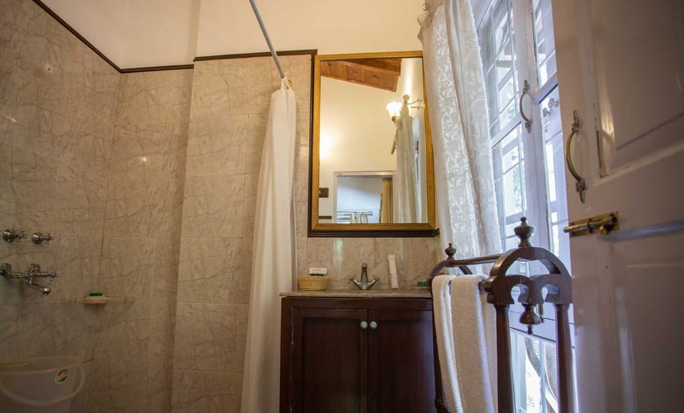 Rainfall showerhead, free toiletries, towels