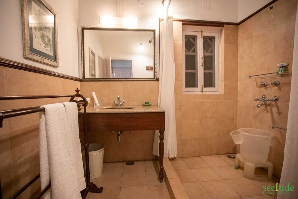 Rainfall showerhead, free toiletries, towels