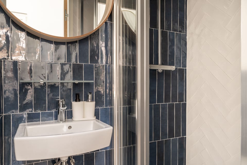 Superior Double Room, 1 Queen Bed | Bathroom | Shower, rainfall showerhead, hair dryer, towels
