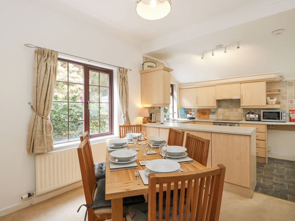 Cottage | Dining