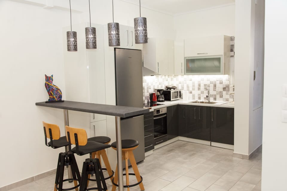 City Apartment | Private kitchen | Full-size fridge, microwave, oven, stovetop