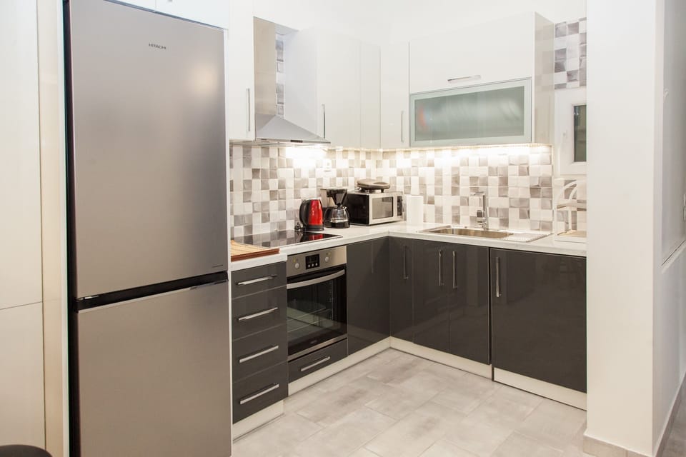 City Apartment | Private kitchen | Full-size fridge, microwave, oven, stovetop