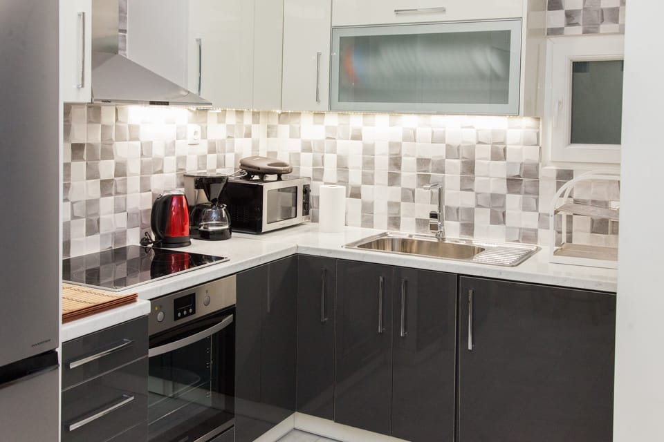 City Apartment | Private kitchen | Full-size fridge, microwave, oven, stovetop
