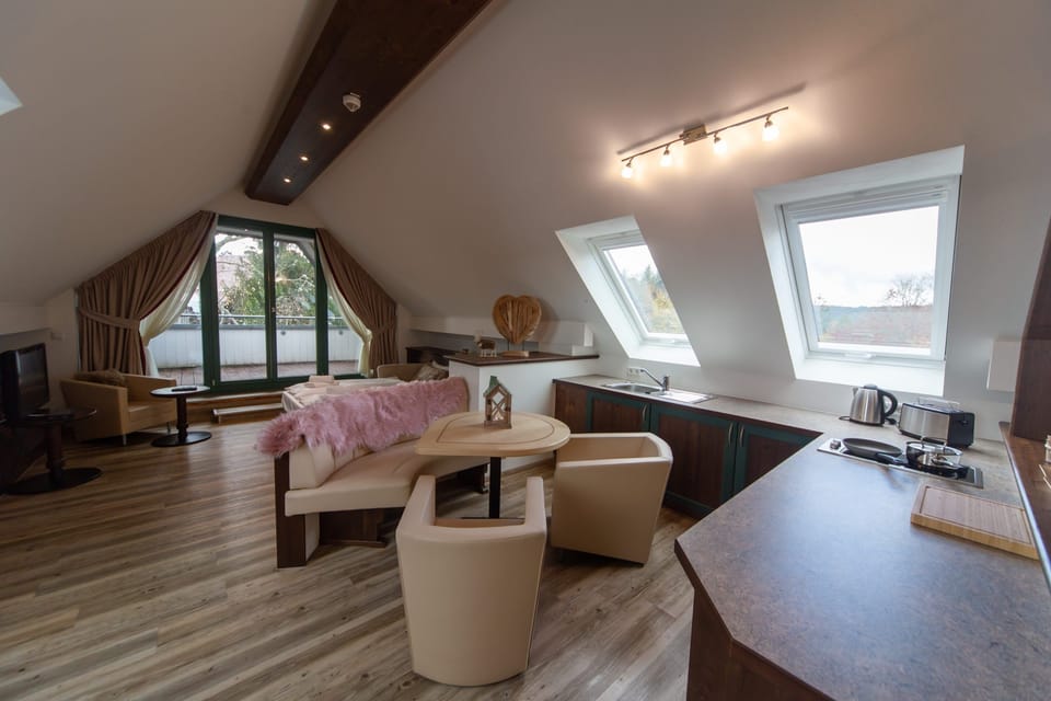 Deluxe Loft, 1 Queen Bed with Sofa bed | Living area