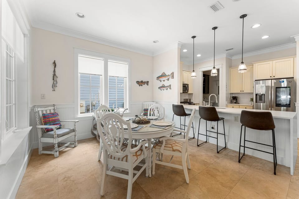 Dining Area & Breakfast Bar